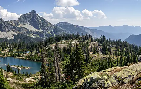 经典森林 山景 山脉 自然 景观 云 湖泊 悬崖 岩石 壁纸 8058×3187