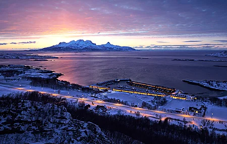 自然 风景 云 天空 树木 雪 冬天 道路 灯光 码头 山脉 远景 海 挪威 房子 汽车 船 壁纸 3840×2160