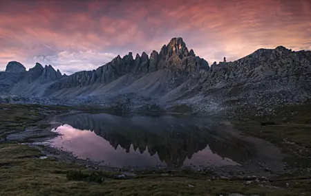 高清自然 风景 山脉 湖泊 水 草 云 天空 粉红色云 岩石 壁纸 6143×4100