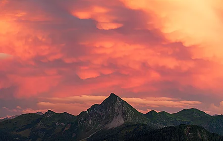 自然 风景 山脉 天空 云 粉红色 树木 无人机 照片 4K高清壁纸 3840×2160
