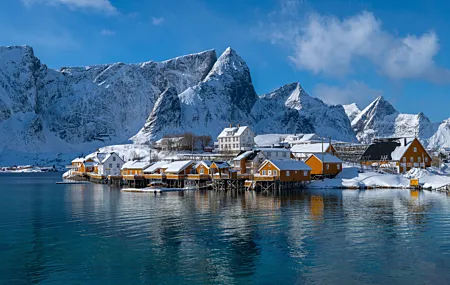 经典自然 风景 房屋 村庄 山脉 雪 冬天 云 天空 水 码头 壁纸 6338×3629