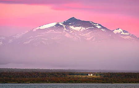 经典自然 风景 树木 天空 山脉 房屋 河流 粉红色的云 薄雾 远景 雪山 高清壁纸 4000×2260