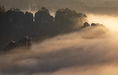 高清自然 景观 山脉 岩石 雾 树木 山景 日出 黄金时刻 壁纸 3840×2160