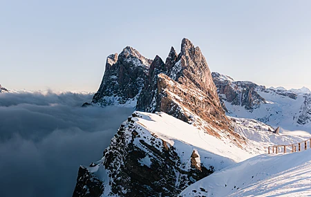 热门自然 风景 山脉 雪 云 天空 栅栏 岩石 冬天 桌面壁纸 5120×2880