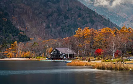 自然 景观 树木 山脉 秋天 房屋 河流 水 长泉 植物 高清壁纸 5120×2880