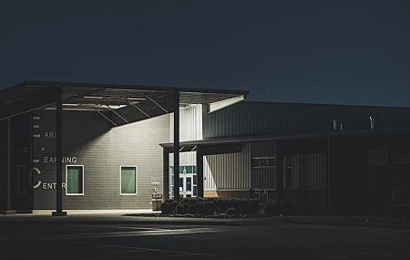 热门摄影 城市 建筑 夜间 现代 静音 高清壁纸 5611×3156