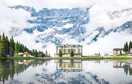 风景 豪宅 山脉 岩石 房屋 湖泊 倒影 云 树木 涟漪 4K高清壁纸 5120×2880