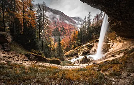 自然 风景 森林 瀑布 洞穴 雾 云 秋天 4K高清壁纸 6048×4024