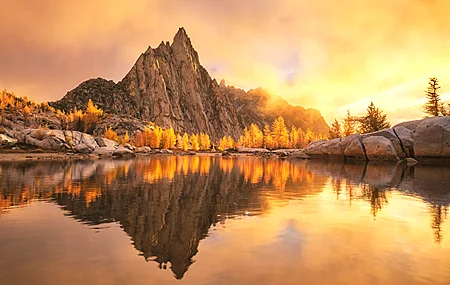 自然 景观 树木 秋天 岩石 水 湖泊 山脉 云 手机壁纸 3840×2160