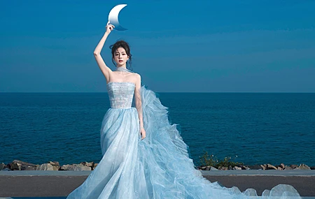 海边 蓝色 长裙 美女 白鹿2K 壁纸 2880×1800