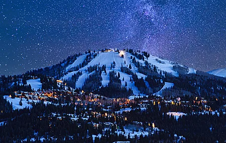 自然 风景 夜 灯光 天空 山脉 雪 树木 村庄 冬天 星星 银河 观星 4K高清壁纸 3840×2160