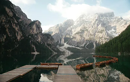 经典风景 湖泊 水 森林 自然 山脉 倒影 船 树木 天空 桌面壁纸 6833×4555