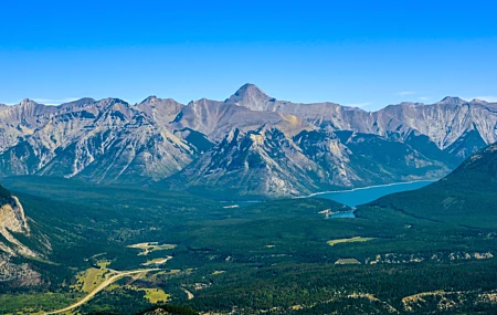 自然 景观 树木 森林 水 湖 山 天空 云 远景 4K高清壁纸 6144×3456