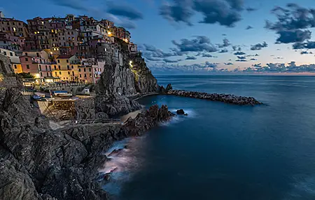 绝美海滨 黎明 海景 风景 灯光 自然 岩石 云 天空 日落 壁纸 3840×2160