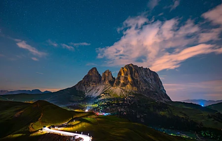 自然 风景 天空 云 山脉 灯光 星星 岩石 草 树木 山丘 道路 夜 4K高清壁纸 7000×4000