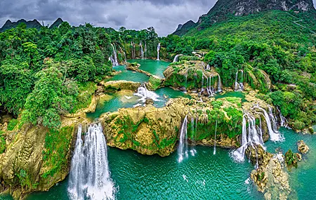 精选自然 风景 树木 森林 山脉 水 岩石 瀑布 岩层 云 季风 苔藓 壁纸 3840×2160