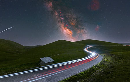 高清自然 风景 草 道路 沥青 灯光 岩石 星星 夜晚 房屋 山丘 银河 无水印壁纸 3840×2160
