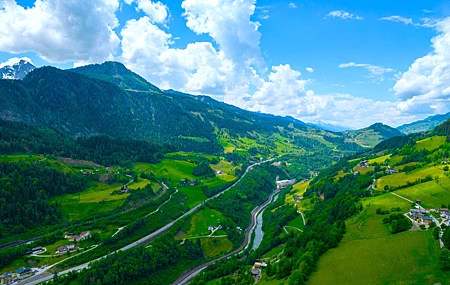 自然 景观 云 天空 树木 房屋 村庄 草 道路 远景 河流 绿色 山脉 4K壁纸 5120×2880